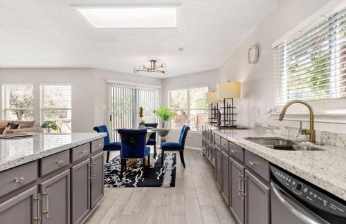 North San Antonio - SAT House | Luxury 4B Getaway near Airport Executive Suite