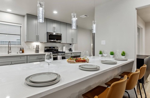 Westbury House | Luxury 4Bd 2Ba w Hot-Tub & Cinema Room - 14 guest