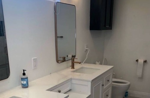Oak Park House | Luxury 4bd 3bath home, new and modern interiors, full-size swimming pool and spa