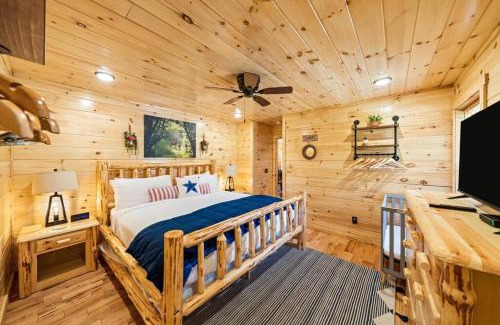 White Oak Lodge House | LUXURY 4BR Cabin in Gatlinburg with Views Hot Tub with Private Deck Game Room Most Popular Coffee Bar Perfect for Family Getaway Tennis Courts Infant Crib and Karaoke System