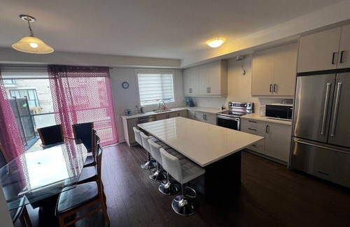 Newmarket House | Luxury 4BR En Suite Home with High-End Furniture