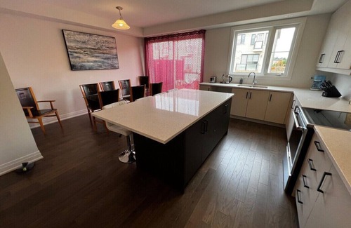 Newmarket House | Luxury 4BR En Suite Home with High-End Furniture