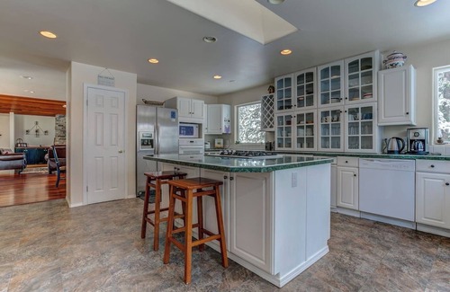 Coeur d'Alene House | Luxury 4BR Home Whirlpool Spa, Deck & Lake Views