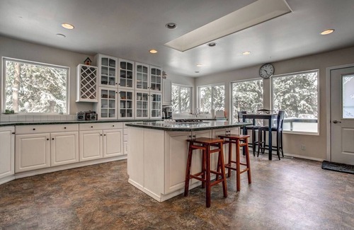 Coeur d'Alene House | Luxury 4BR Home Whirlpool Spa, Deck & Lake Views