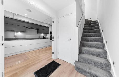 Perivale Apartment | Luxury 4BR - Near Wembley, Heathrow & London