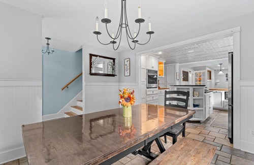 East Haven  Rutland County House | Luxury 4BR Wedding & Ski Retreat by Mountain Top Inn, Killington, and Pico!