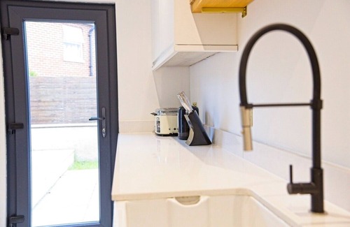 Folkestone House | Luxury 5-Bed Family Home | Private 2-Car Parking