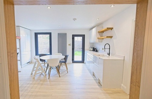 Folkestone House | Luxury 5-Bed Family Home | Private 2-Car Parking