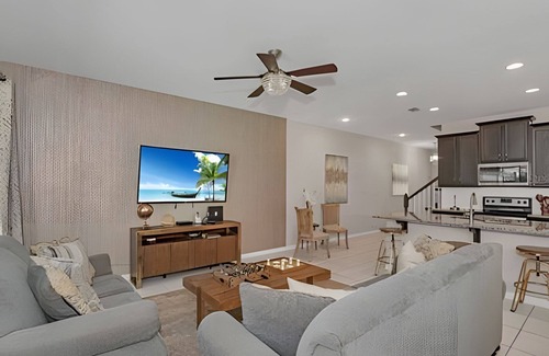 Four Corners House | Luxury 5-Bed home with Private Splash Pool