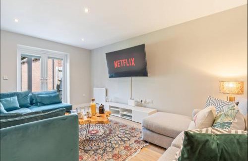 Bicester House | Luxury 5 bed house with Hot Tub nr Bicester Village