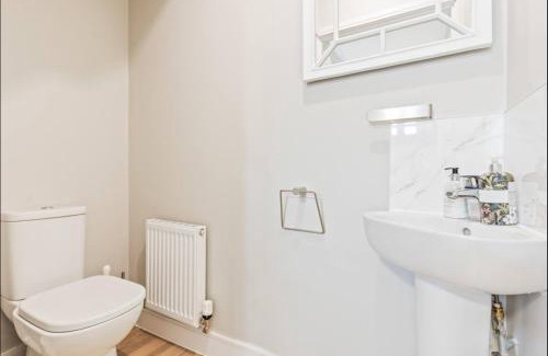 Bicester House | Luxury 5 bed house with Hot Tub nr Bicester Village