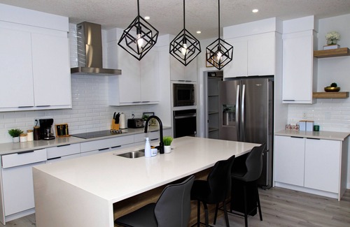 West Edmonton House | Luxury 5 bedroom family house Sleeps 13 + high chair and baby crib