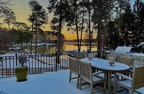 Putnam County House | Luxury 5-bedroom home on beautiful Lake Oconee with Private Pickleball court!