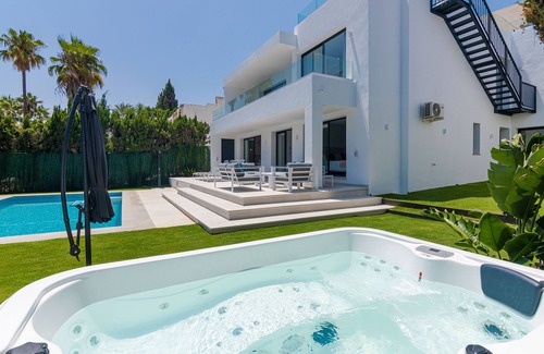 Guadalmina Villa | Luxury 5 Bedroom Villa In Real Club de Golf Guadalmina