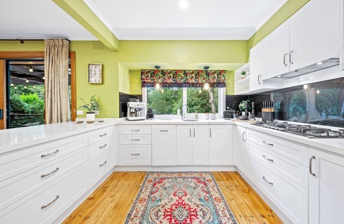 Mount Dandenong House | Luxury 5* Secluded, in Nature - Pet Friendly. Walk to village cafe's, shops