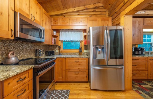 Weaverville House | Luxury 5BDR Retreat Log Cabin and Horses