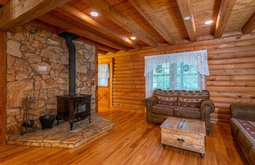 Weaverville House | Luxury 5BDR Retreat Log Cabin and Horses