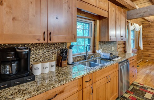 Weaverville Cabin | 🍃 Luxury 5BDR Retreat Log Cabin w/ Horses