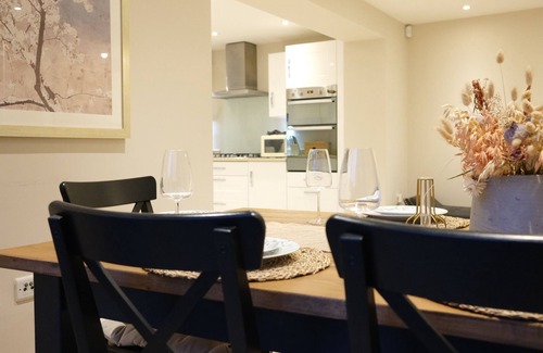 Bicester House | Luxury 6-Bedroom Bicester Villa near Bicester Village (5 minutes away)