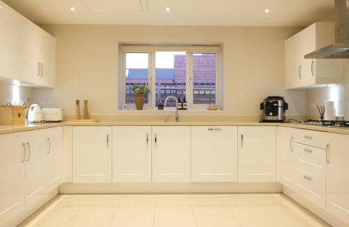 Bicester Villa | Luxury 6-Bedroom House 5 minutes from Bicester Village Shopping Outlet