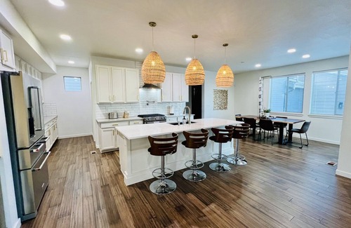 Arvada House | Luxury 6 Bedroom Retreat | Hot Tub | Chefs Kitchen | Near Boulder & Denver