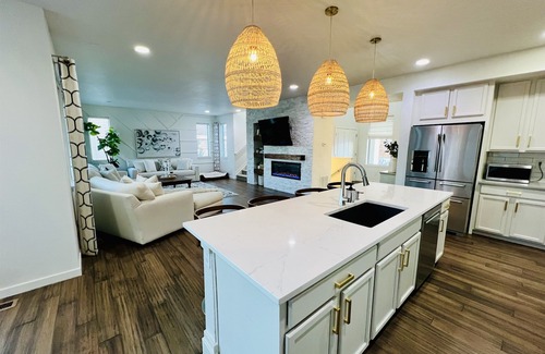 Arvada House | Luxury 6 Bedroom Retreat | Hot Tub | Chefs Kitchen | Near Boulder & Denver