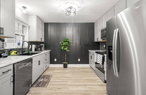 East Point House | Luxury 6BR Oasis 4 Mins From ATL Intl Airport
