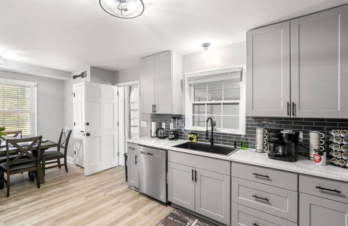 East Point House | Luxury 6BR Oasis 4 Mins From ATL Intl Airport