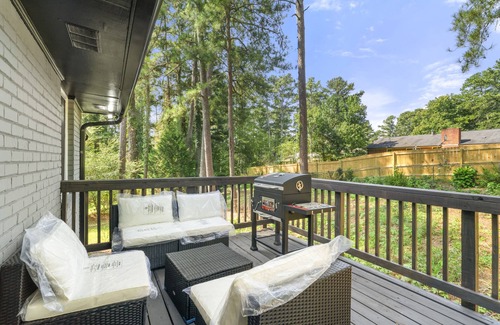 East Point House | Luxury 6BR Oasis 4 Mins From ATL Intl Airport