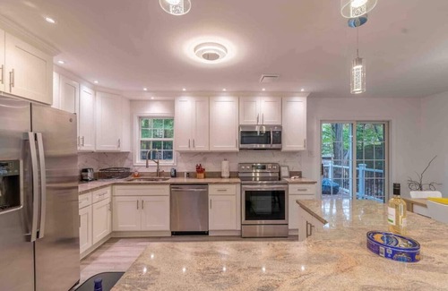 Tobyhanna House | Luxury 6BR Pocono Home In ♥️ of All Attractions 🎣 🏊
