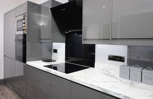 Southampton House | Luxury 8-Bed, 2-Bath Home – perfect for contractors, teams, or families. Spacious, fully equipped, and ready for long or short stays. Fast Wi-Fi, comfortable beds, and all the essentials included.