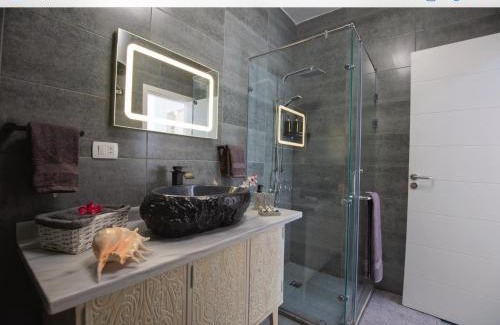 Al Ahyaa Apartment | Luxury 95m Penthouse - Boutique Resort & Wifi