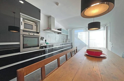 L'Escala Apartment | Luxury 9p Ap in center Wifi airco & garage 2 cars