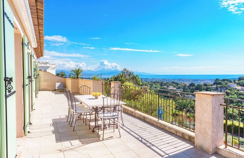 Vallauris Apartment | Luxury accommodation with panoramic sea view in a villa high above Cannes