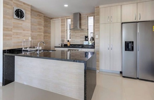 Crespo Apartment | Luxury Airport Condo 7 BD 5 BA w/Rooftop Pool
