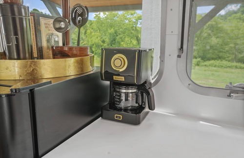 Rockbridge House | Luxury Airstream Glamping Manhattan Unit 1 of 5, On-Site Hiking, Sauna, Plunge