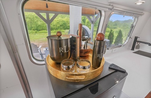 Rockbridge House | Luxury Airstream Glamping Manhattan Unit 1 of 5, On-Site Hiking, Sauna, Plunge