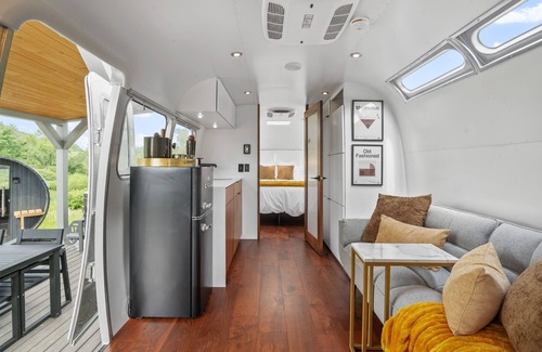 Rockbridge House | Luxury Airstream Glamping Manhattan Unit 1 of 5, On-Site Hiking, Sauna, Plunge