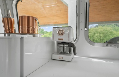 Rockbridge House | Luxury Airstream Glamping Cosmopolitan Unit 4 of 5, On-Site Hiking, Sauna