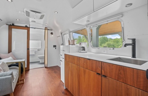 Rockbridge House | Luxury Airstream Glamping Cosmopolitan Unit 4 of 5, On-Site Hiking, Sauna