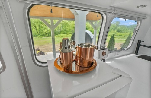 Rockbridge House | Luxury Airstream Glamping Cosmopolitan Unit 4 of 5, On-Site Hiking, Sauna