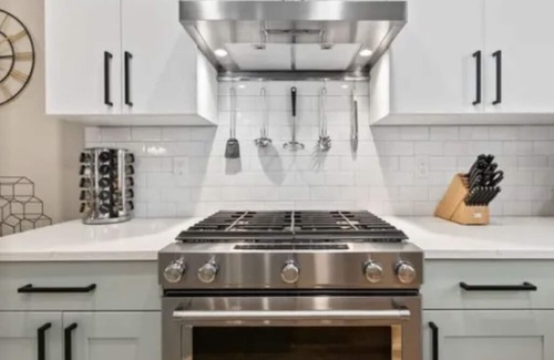 Alki House | Luxury Alki Beach Townhome w/Large Private Rooftop & Amazing Views!