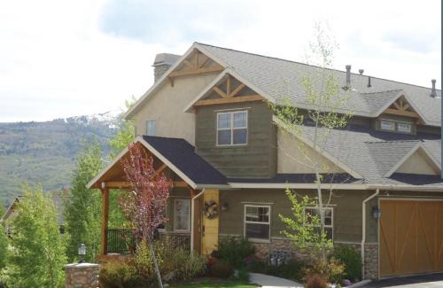 Wolf Creek House | Luxury Alpine Escape - Pool and Hot Tub Access