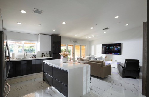 Tamiami House | Luxury and Spacious house with pool and lush garden in Miami