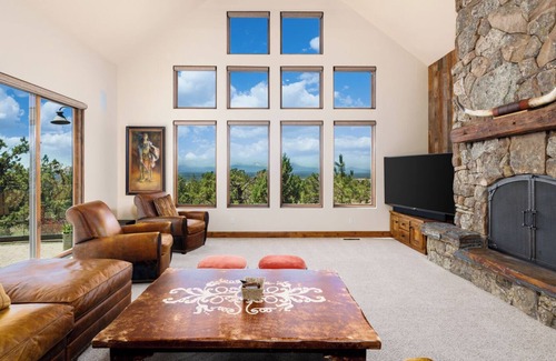 Powell Butte House | Luxury and tranquility nestled within the prestigious Brasada Ranch community ne