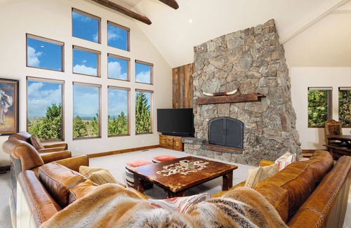 Powell Butte House | Luxury and tranquility nestled within the prestigious Brasada Ranch community ne