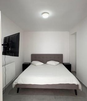 Laken Apartment | Luxury Apartment 2BR & Jacuzzi Near Expo 12 & ING Arena