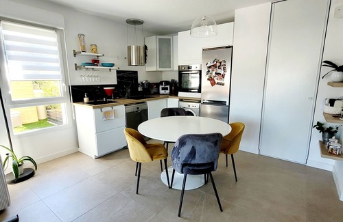 Aubagne Apartment | Luxury apartment in residence with swimming pool