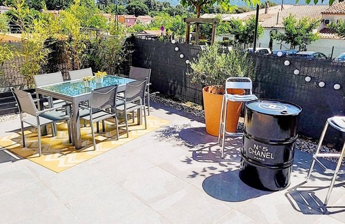 Aubagne Apartment | Luxury apartment in residence with swimming pool