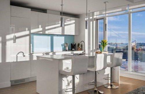 Victoria Park Apartment | Luxury Apartment on the 9th Floor near Stampede, Complimentary Wine, 2 Car UG Parking